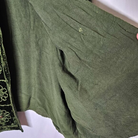 Bohemian Green Velvet Cardigan With Floral Embroidery & Button Closure - Picture 6 of 9